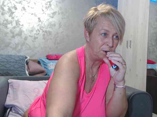 LovePinkLilli webcam