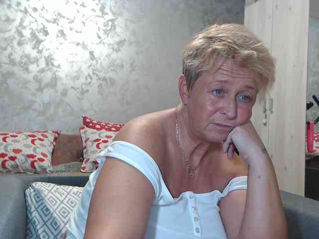 LovePinkLilli webcam