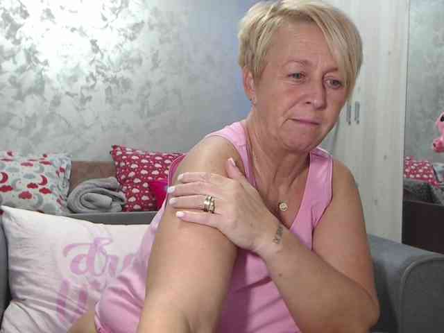 LovePinkLilli webcam