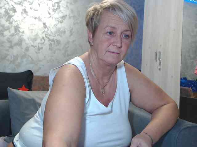 LovePinkLilli webcam