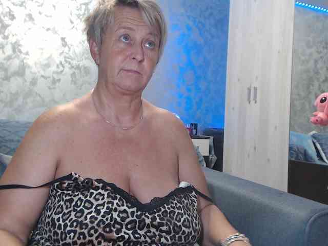 LovePinkLilli webcam