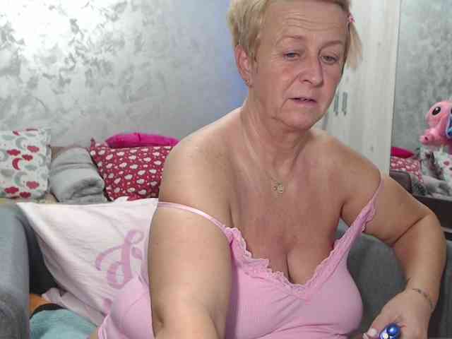 LovePinkLilli webcam