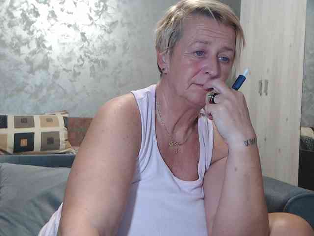 LovePinkLilli webcam