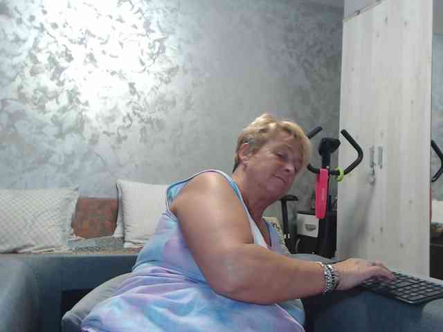 LovePinkLilli webcam