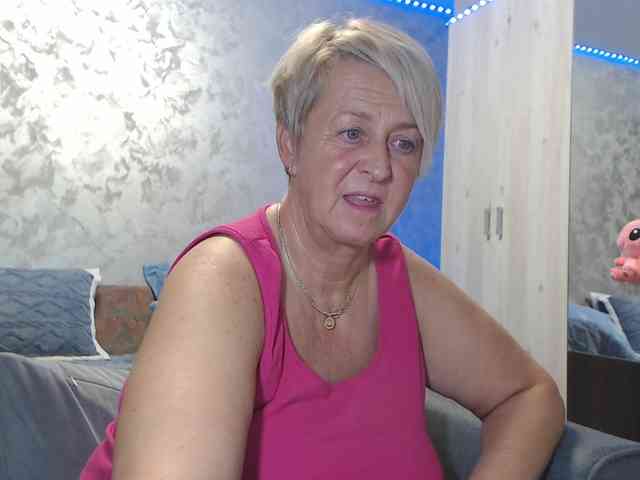 LovePinkLilli webcam