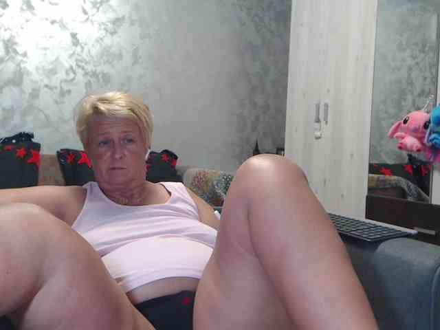 LovePinkLilli webcam