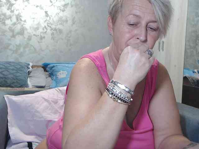 LovePinkLilli webcam