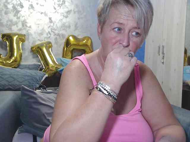 LovePinkLilli webcam