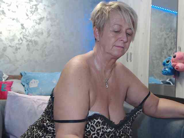 LovePinkLilli webcam