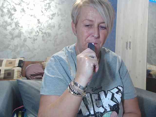 LovePinkLilli webcam