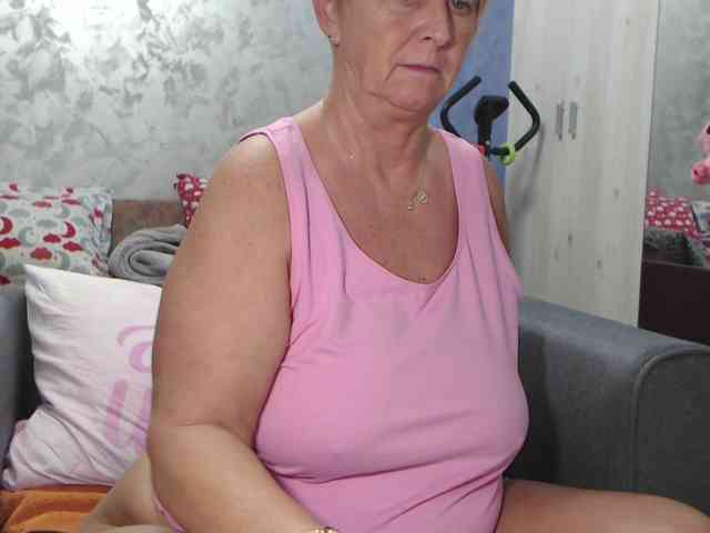 LovePinkLilli webcam