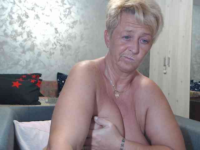 LovePinkLilli webcam