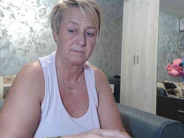 LovePinkLilli webcam