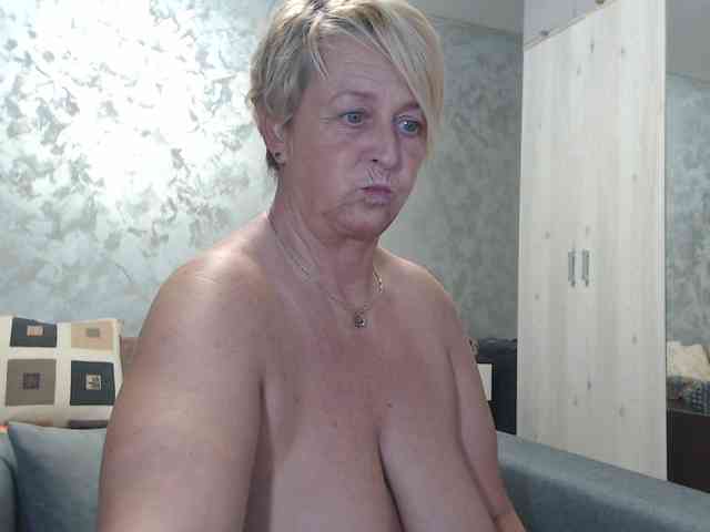 LovePinkLilli webcam