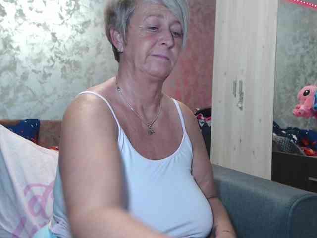 LovePinkLilli webcam