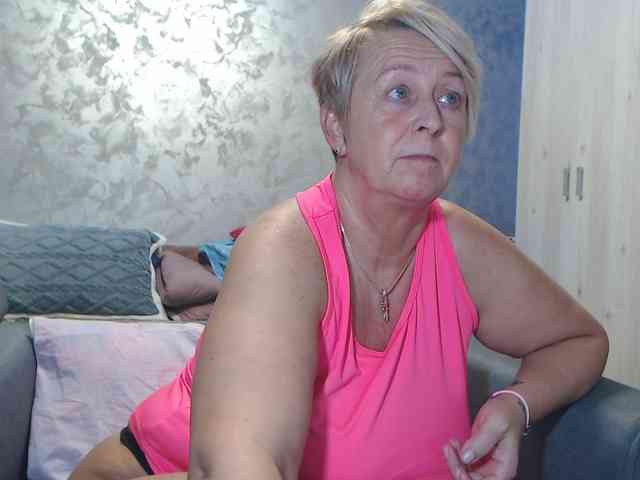 LovePinkLilli webcam