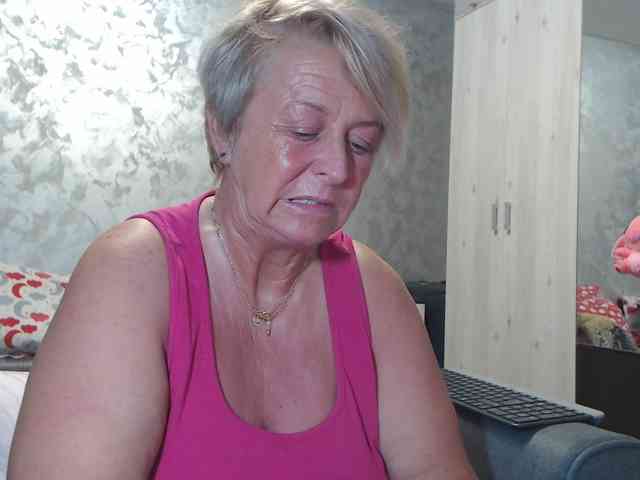 LovePinkLilli webcam