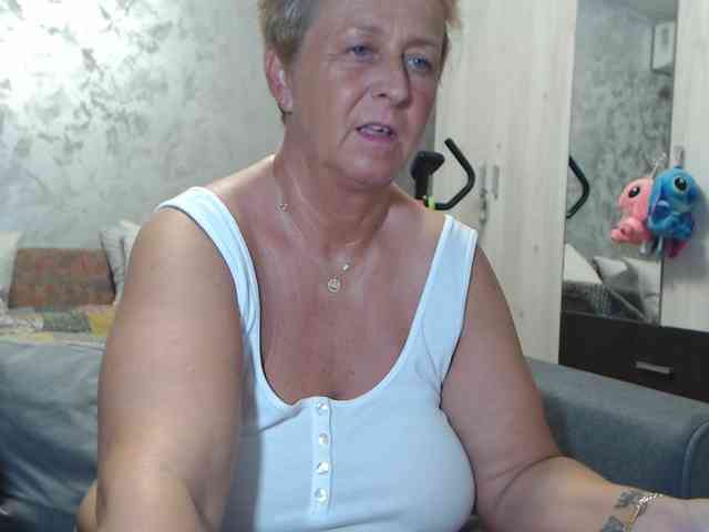 LovePinkLilli webcam