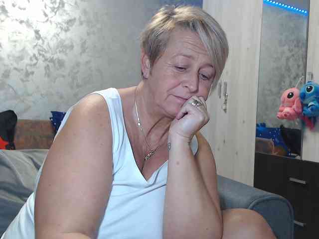 LovePinkLilli webcam