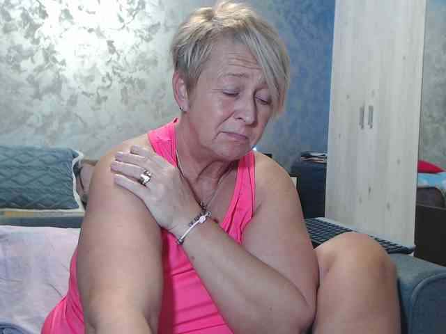 LovePinkLilli webcam