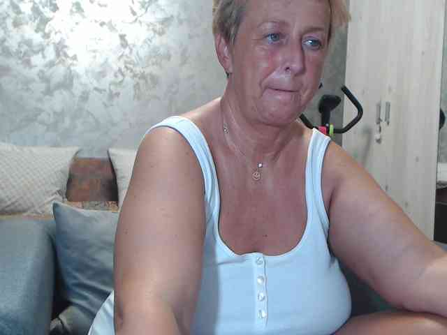 LovePinkLilli webcam