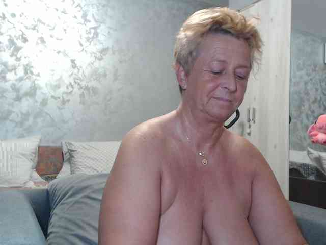 LovePinkLilli webcam