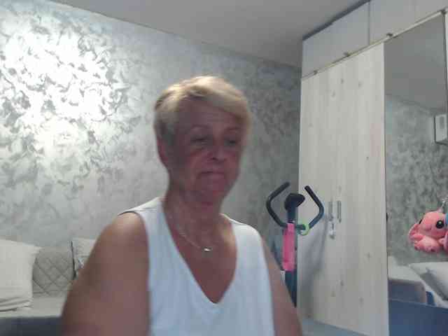 LovePinkLilli webcam