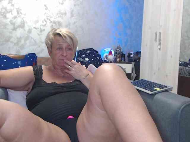 LovePinkLilli webcam