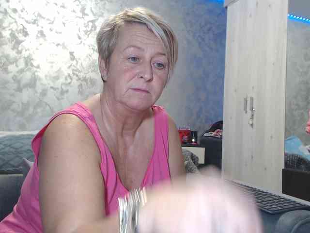 LovePinkLilli webcam