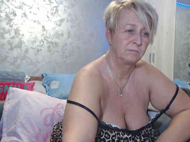 LovePinkLilli webcam