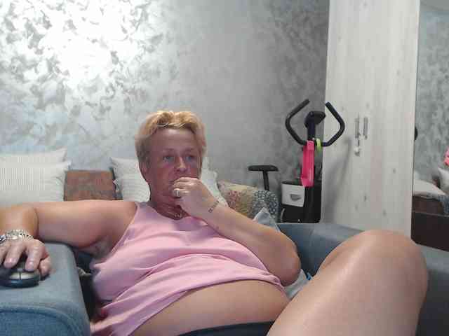 LovePinkLilli webcam