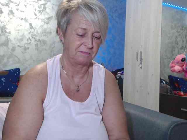 LovePinkLilli webcam