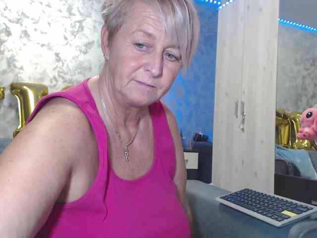 LovePinkLilli webcam