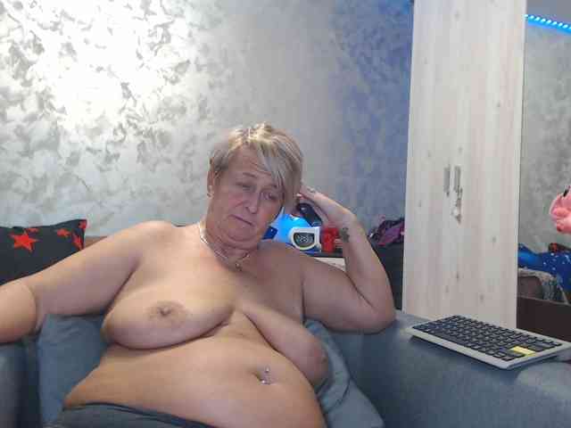 LovePinkLilli webcam