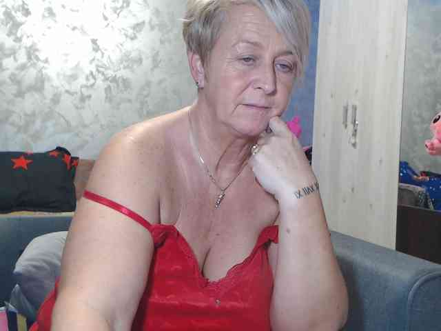 LovePinkLilli webcam