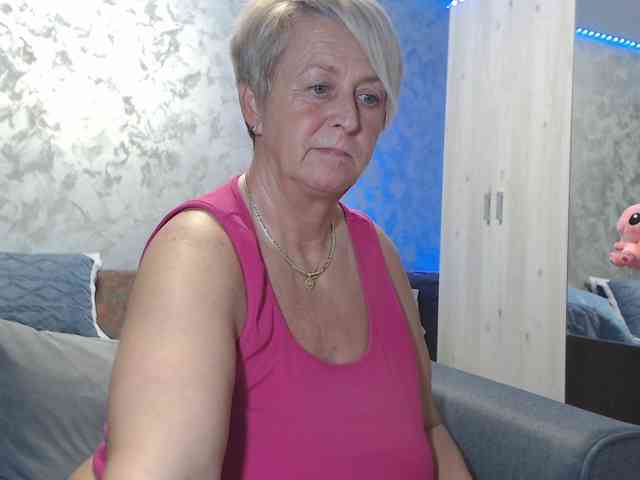 LovePinkLilli webcam