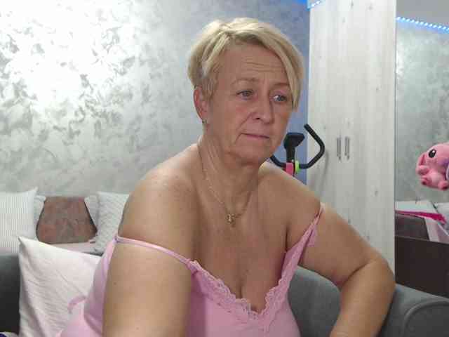 LovePinkLilli webcam