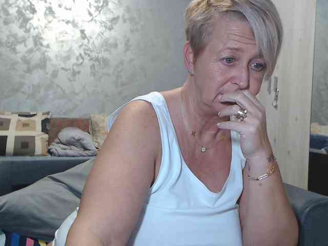 LovePinkLilli webcam