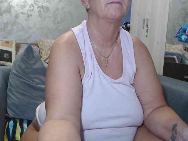 LovePinkLilli webcam