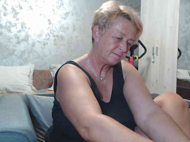 LovePinkLilli webcam