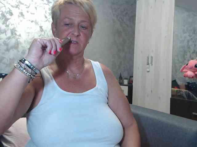 LovePinkLilli webcam