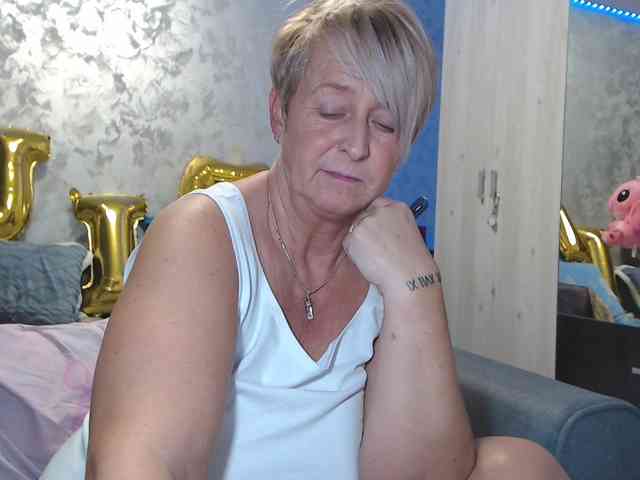 LovePinkLilli webcam