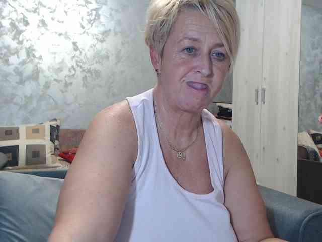 LovePinkLilli webcam