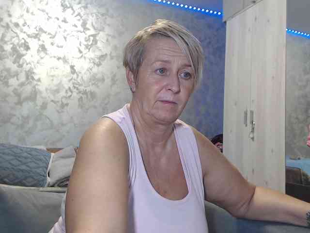 LovePinkLilli webcam