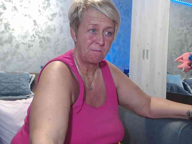 LovePinkLilli webcam