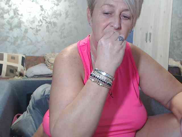 LovePinkLilli webcam