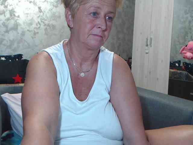 LovePinkLilli webcam