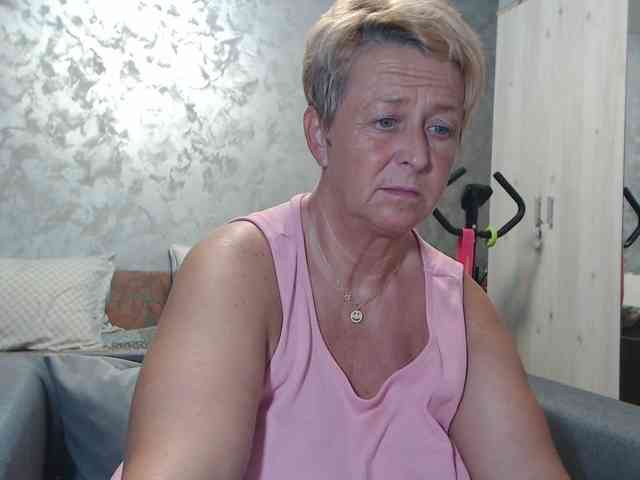 LovePinkLilli webcam