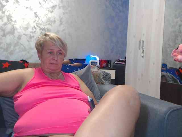 LovePinkLilli webcam