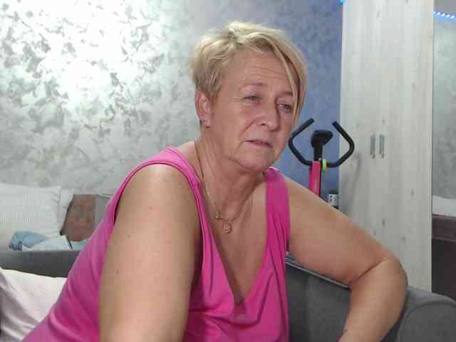 LovePinkLilli webcam